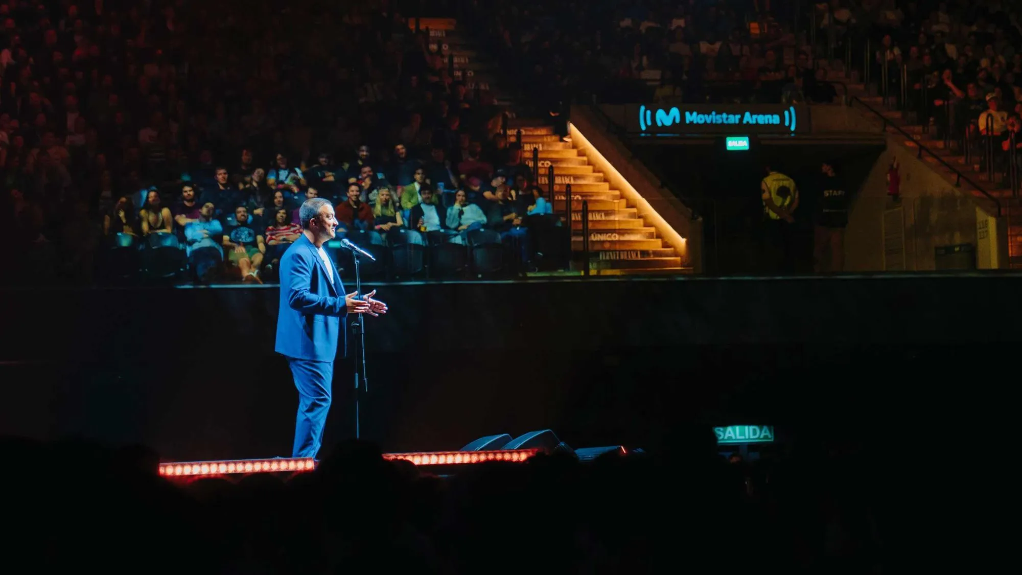 Tomás Rebord de perfil en el escenario del Movistar Arena