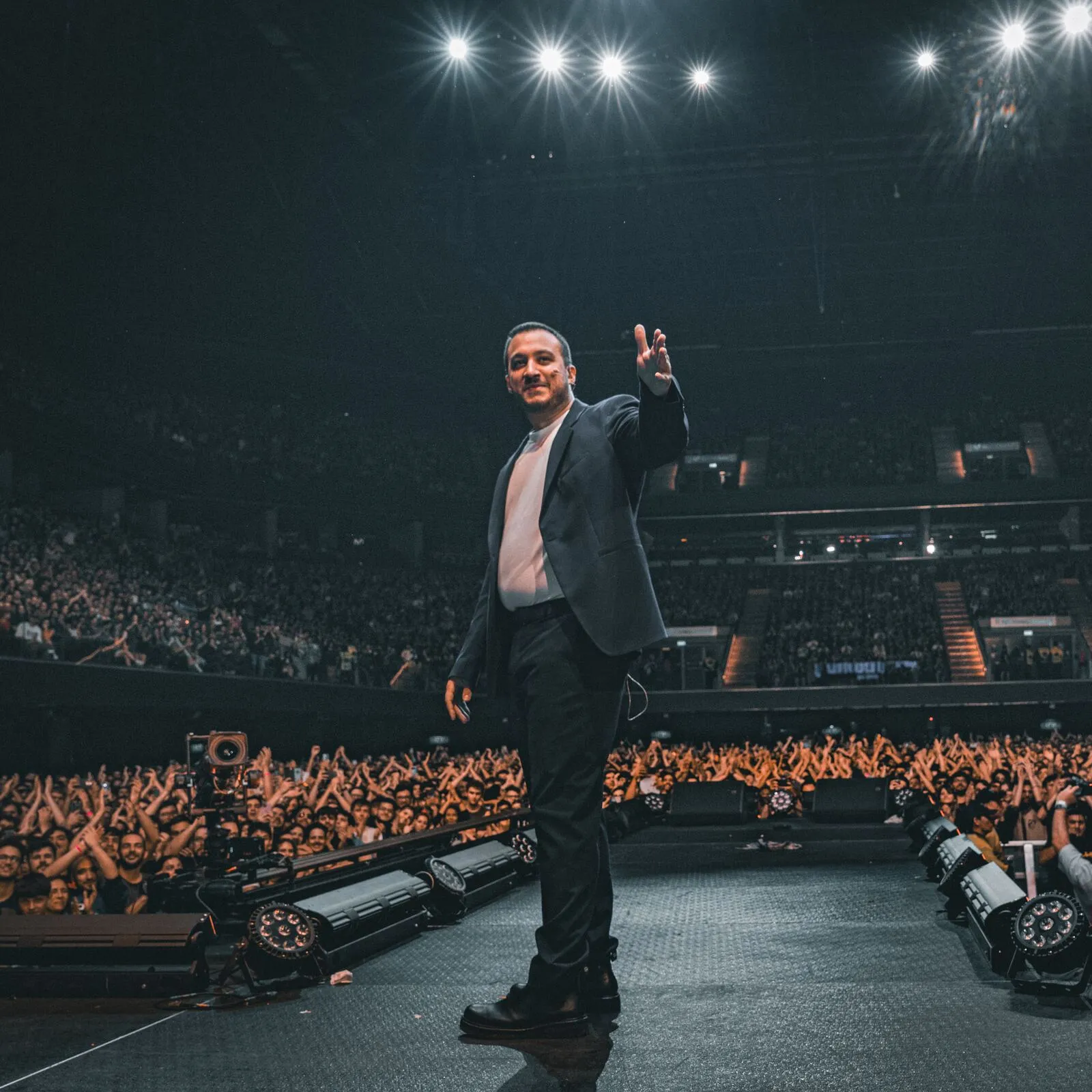 Tomás Rebord saluda al público desde el escenario del Movistar Arena
